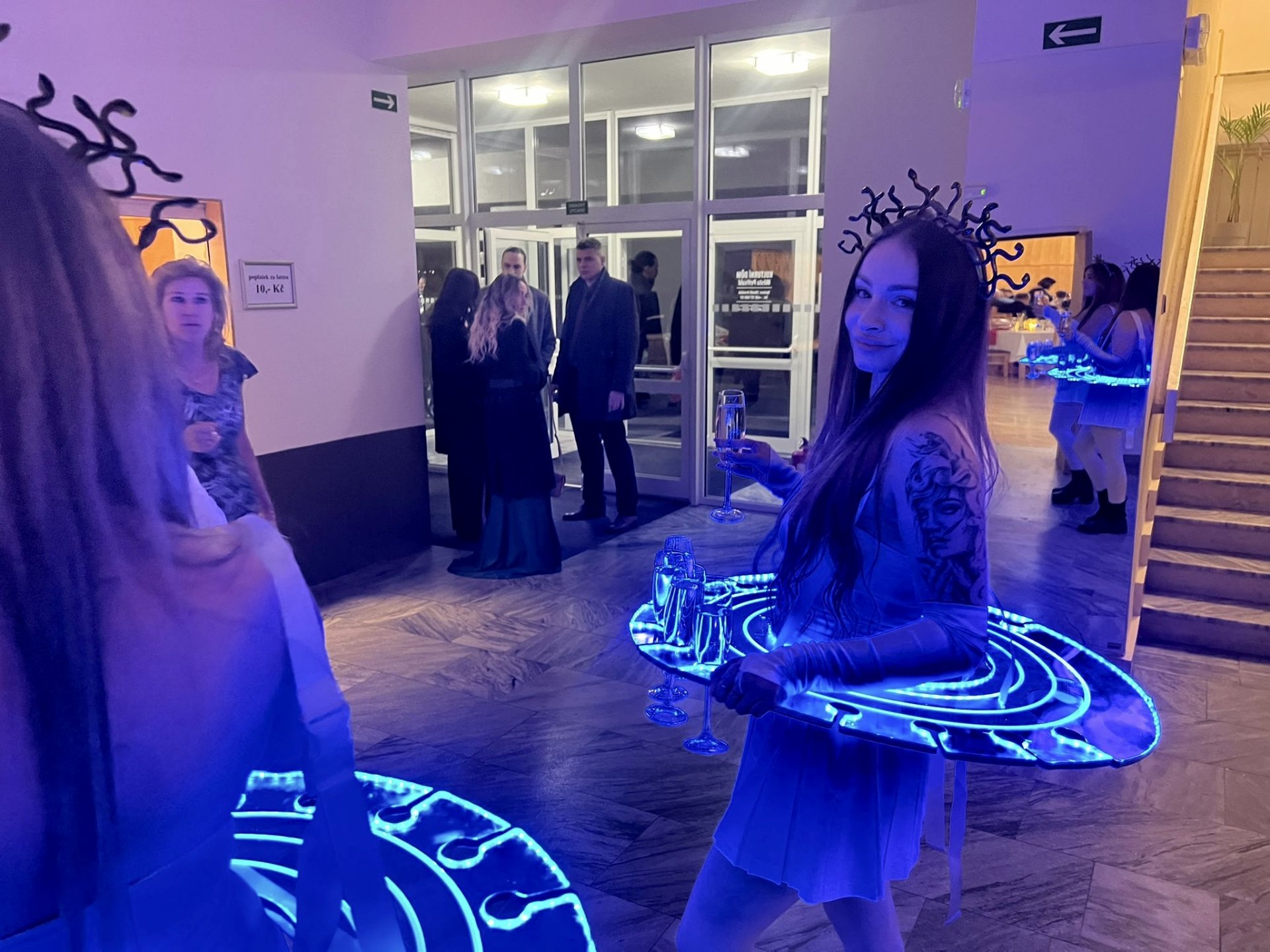 Svítící hostesky přivítají hosty welcome drinkem🥂