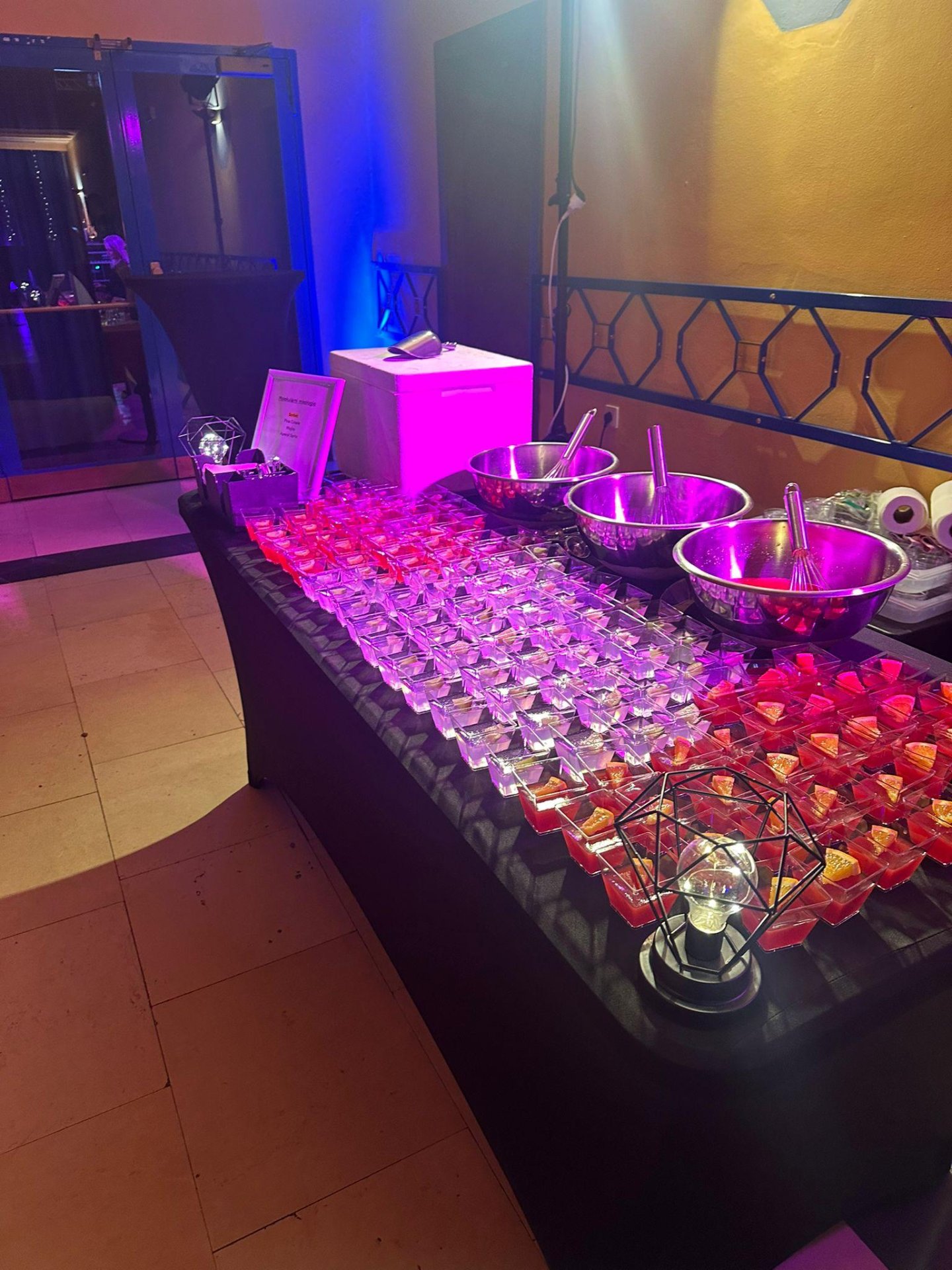 Molekulární drinky na plese jako welcome drink!🍸