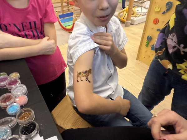 Glitter tetování